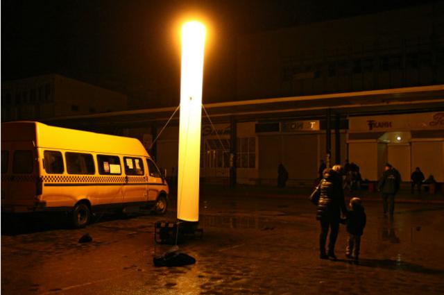Сотрудникир МЧС РФ освещают автовокзал Керчи световой башней.