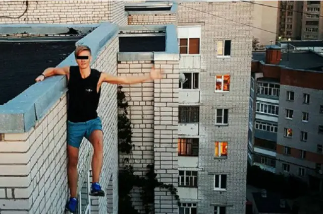 Tehlikeli selfie modalarından biri: Yüksek bir binaya asılırken özçekim