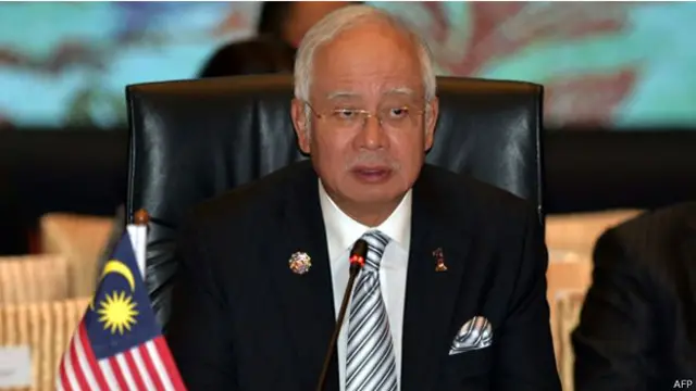 يخول القانون الجديد مجلسا يرأسه رئيس الحكومة نجيب رزاق اعلان مناطق معينة بوصفها تشكل تهديدا امنيا