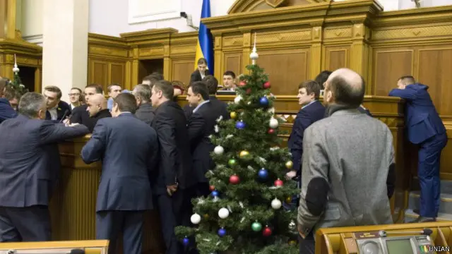Українські депутати вже звикли ухвалювати бюджет "під ялинкою" - в останні години року