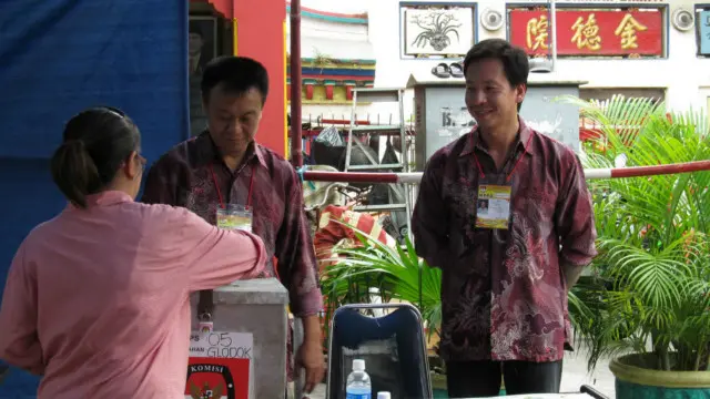 Suasana pemberian suara di TPS di kawasan Glodok, Jakarra, pada Pilkada 2015.