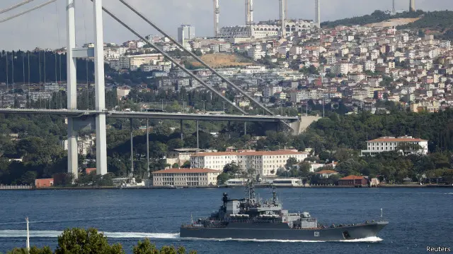 Російські військові кораблі змушені просити дозвіл на проходження через чорноморські протоки