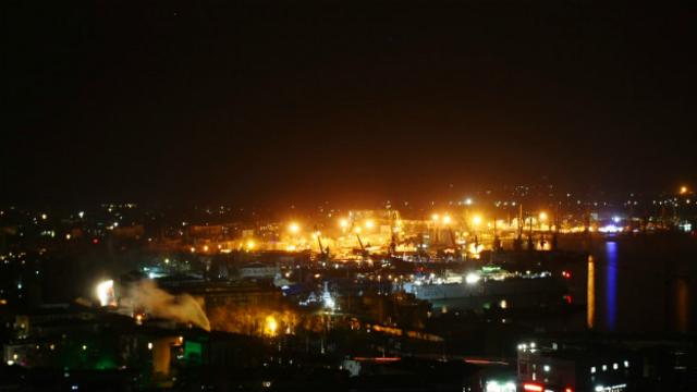 Сотрудники МЧС России освещают Световыми вышками центр Керчи ночью.