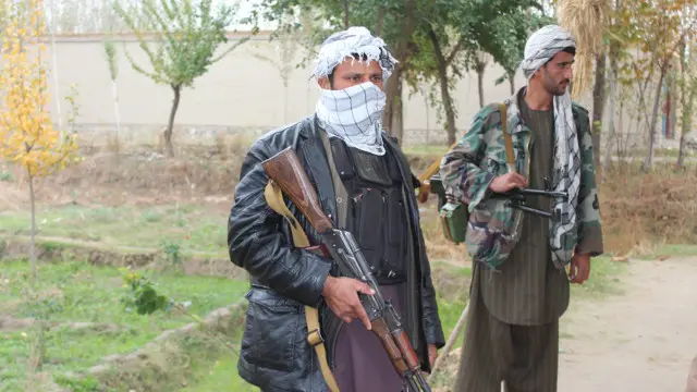 هنگامی که به ولسوالیها و مناطق دوردست در ولایت قندوز و تخار سفر کنید، در هر گوشه و کنار این محلات دهها فرد مسلح را دور و بر خود میبینید