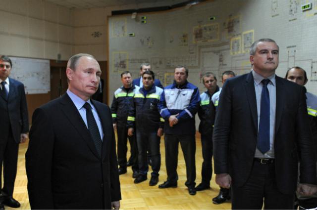 Президент России Владимир Путин (слева) и глава Республики Крым Сергей Аксенов во время запуска первой очереди энергомоста в Крым. 