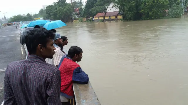 கூவம் நதி வெள்ளம் பெருக்கெடுத்தோடுகிறது 