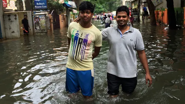 மழை வெள்ளநீரில் நடைபயிற்சி ! 