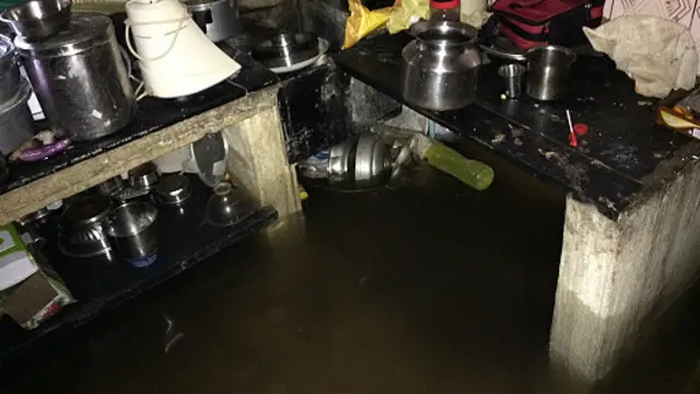 பல வீடுகளின் கீழ் தளங்கள் முழுவதும் நீர் புகுந்து பயன்படுத்த முடியாத சூழல் ஏற்பட்டது.