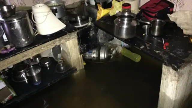 சமையலறைக்குள்ளும் தண்ணீர்