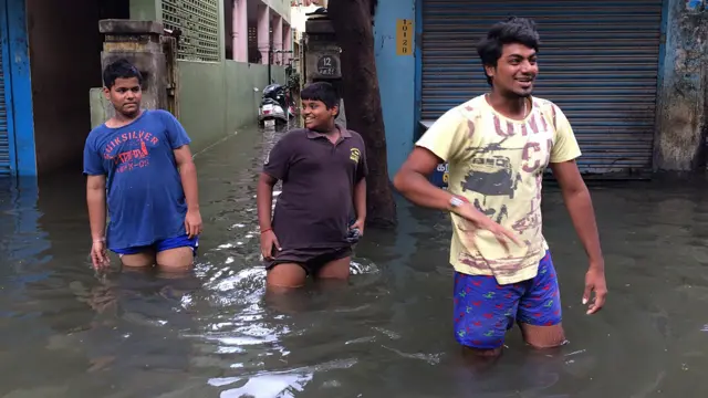 வெள்ளம், மழை என்றால் சிறுவர்களுக்கு குஷிதான்!