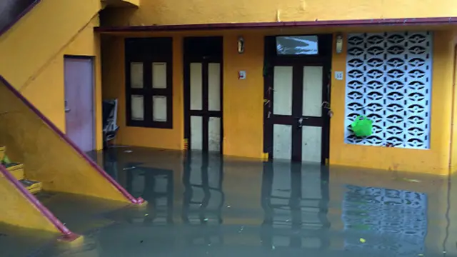 பல இடங்களில் வீடுகளில் நீர் புகுந்தது