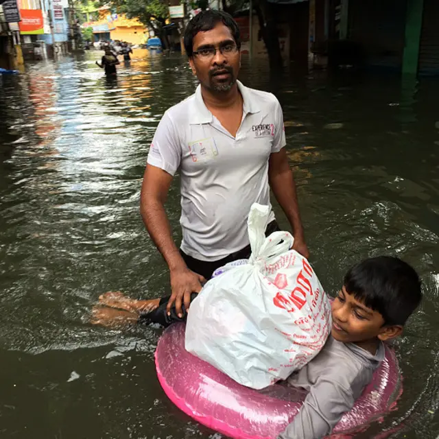 மழையிலும் நீச்சல் பயிற்சி !