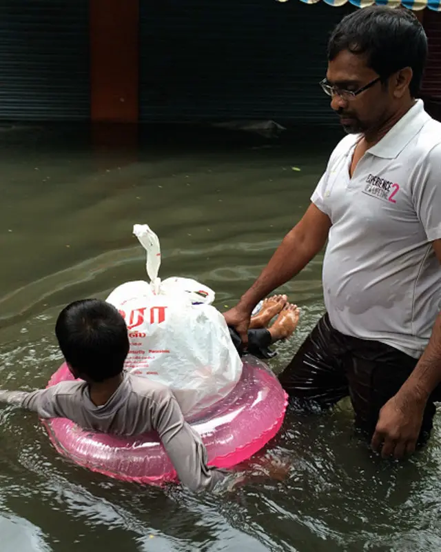 மழையிலும் நீச்சல் பயிற்சி ! 