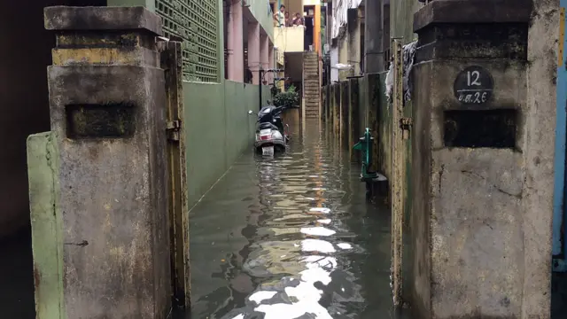 சந்து பொந்துகளில் எல்லாம் வெள்ள நீர்