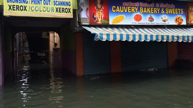 சென்னை மேத்தா நகரில் வெள்ள நீர் பெருக்கெடுத்தோடும் ஒரு காட்சி