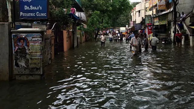 அடையாற்றில் ஏற்பட்ட வெள்ளம் காரணமாக வீதிகளில் நீர் பல அடிகள் உயரத்துக்கு ஓடியது