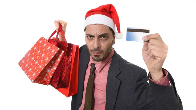 Una persona con regalos y tarjeta de crédito