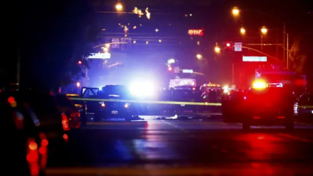 На месте перестрелки в Сан-Бернардино, машина подозреваемых и полиции