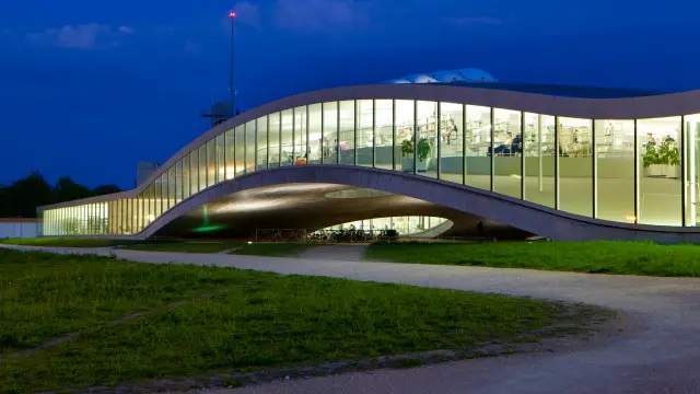 "مركز روليكس للتعليم" في مدينة لوزان يضم تصميما رائعا يتحدى الجاذبية، وهو من أعمال شركة "سانا" المعمارية اليابانية