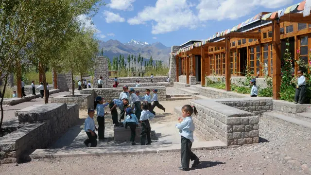 شيد المبنى الجميل لمدرسة "دروك وايت لوتس" في بلدة "شي" بأعالي المناطق الجبلية لمقاطعة "لداخ" في الهند