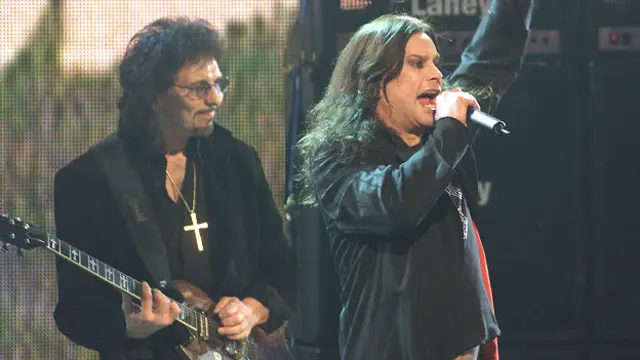 Tony Iommy dan Ozzy Osbourne di satu panggung.
