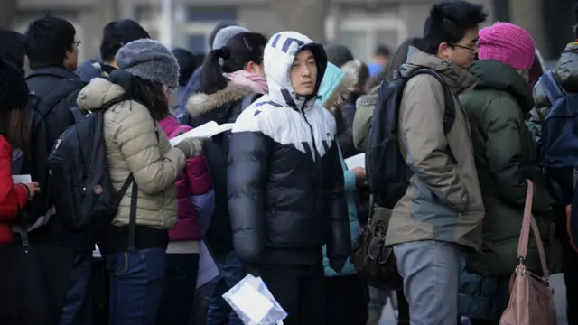 北京某高校內等候參加研究生入學考試的學生（資料圖片）