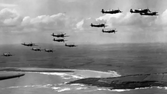 黄金时光：1940 年，纳粹德国空军对战英国的不列颠之战期间，在海岸线执行巡逻的喷火战斗机。(Getty Images)
