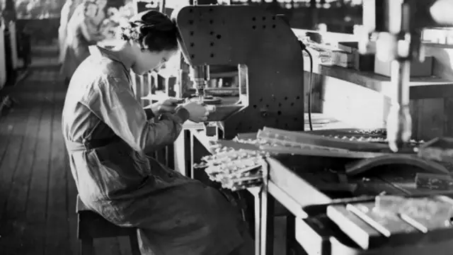 1940 年，英格兰南部南安普顿的维克斯·超马林公司内，一名工人正在为喷火战斗机的零件钻孔。(Keystone/Getty Images)
