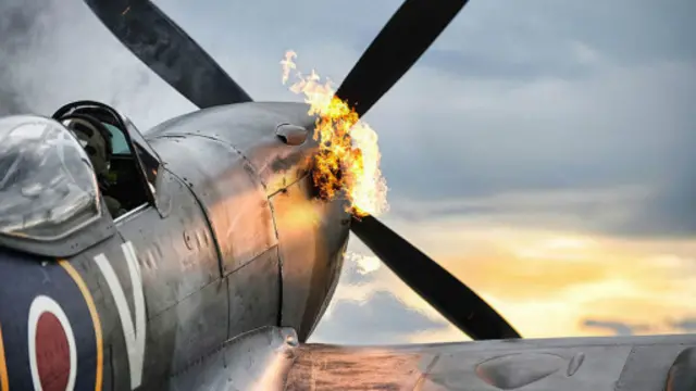 大众明星
喷火战机的飞行表演是如今英国国内外航展的常见卖点。图中是 2005 年 9 月在达克斯福德空军基地一架准备起航的二战型喷火战斗机 (Getty Images)
