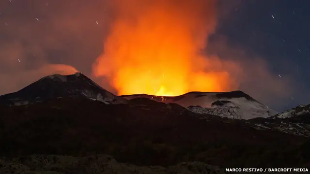 Vista de la erupción volcánica en el monte Etna, en Sicilia, Italia, el 3 de diciembre de 2015. Marco Restivo / Barcroft Media
