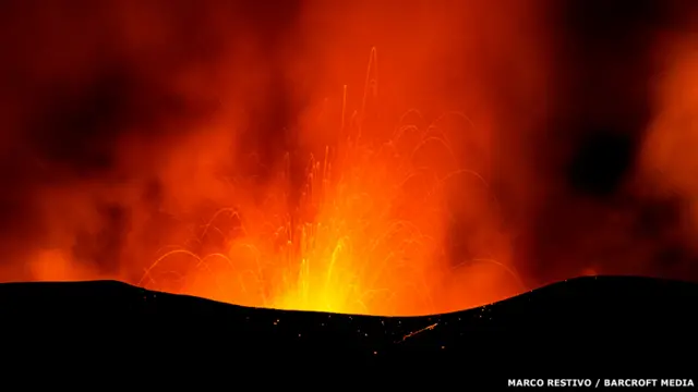 Vista de la erupción volcánica en el monte Etna, en Sicilia, Italia, el 3 de diciembre de 2015. Marco Restivo / Barcroft Media