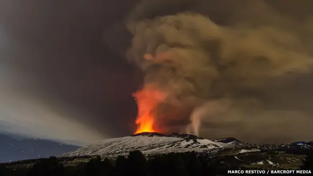 Vista de la erupción volcánica en el monte Etna, en Sicilia, Italia, el 3 de diciembre de 2015. Marco Restivo / Barcroft Media