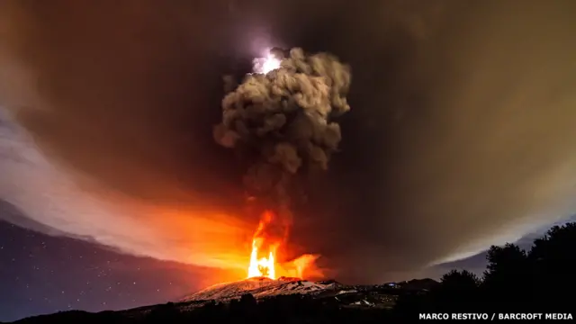 Vista de la erupción volcánica en el monte Etna, en Sicilia, Italia, el 3 de diciembre de 2015. Marco Restivo / Barcroft Media