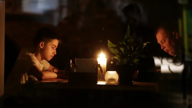 Мальчик и мужчина при свечах