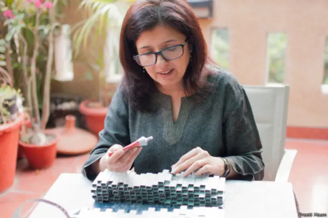 पूजा कलाकार होने के साथ गृहणी भी हैं और मानती हैं कि अगर स्त्री चाहे तो पारिवारिक ज़िम्मेदारी निभाते हुए अपनी कला के साथ तालमेल बिठा सकती है.