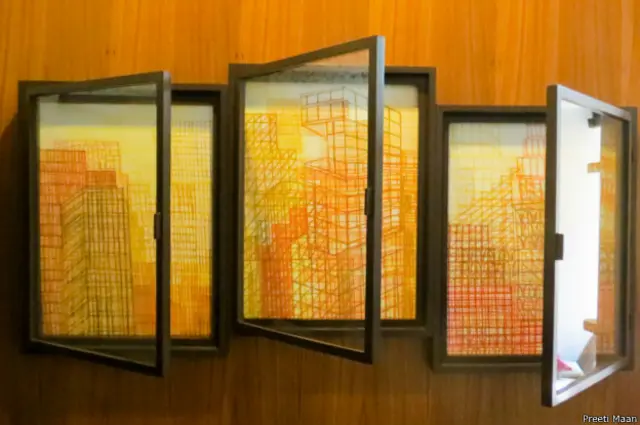 उन्होंने अपनी कला अभिव्यक्ति के लिए अलग माध्यम चुना और उस पर अडिग रहीं. उनके पति आर इरन्ना भी कलाकार हैं. पूजा ने कई माध्यमों में काम किया जिनमें वॉटर कलर, मिक्स मीडिया, विज़ुअल ग्राफ़िक्स, फोटोग्राफ़ी, वीडियो प्रेज़ेंटेशन, डिजिटल वर्क और स्कल्पचर शामिल हैं.