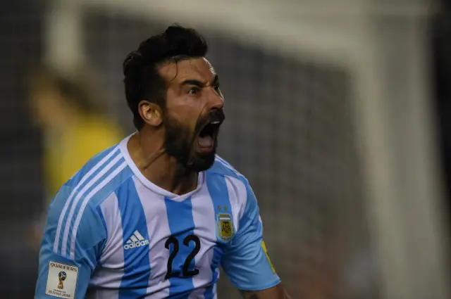 En lo deportivo, Argentina tuvo un comienzo irregular del proceso de clasficatorias al mundial de Rusia 2018, aunque su victoria frente a Colombia alivió la presión.