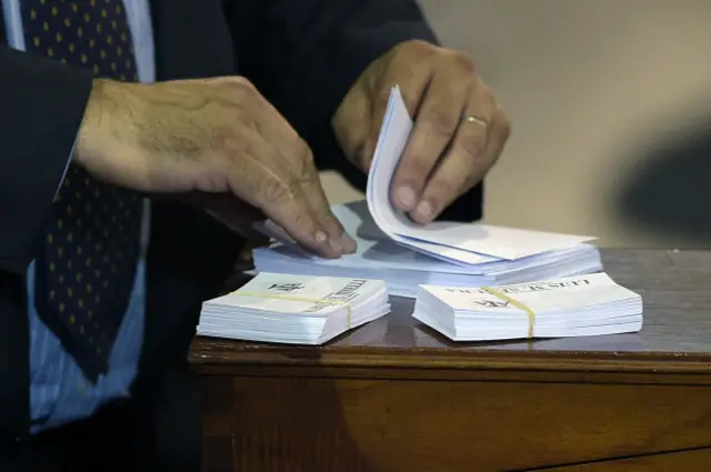 Se contaron en total 76 votos pese a que votaron sólo 75 personas en representación de los clubes de fútbol.