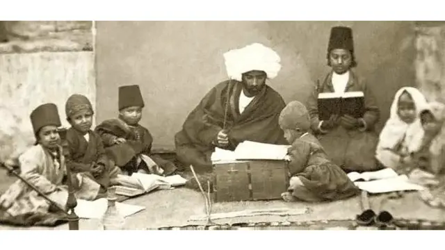 تصویر یکی از مدرسه های ابتدایی قدیم که به آنها مکتب و مکتبخانه می گفتند [با تشکّر از سایت www.sooremag.ir]
