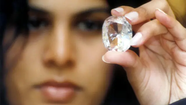 Точная копия брильянта "Кохинур" на выставке в Индии