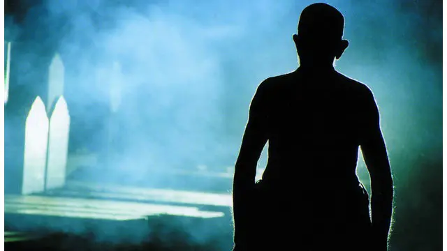 خواب تلخ، از نظر ساختار روایی در سینمای ایران، فیلمی متفاوت و آوانگارد است