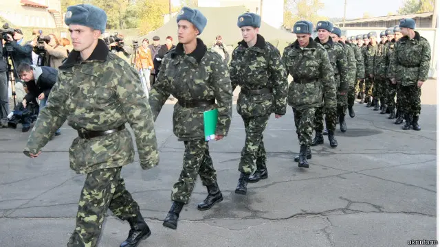 Україна відмовилась від проведення призову на службу. У 2014 році виявилось, що передчасно.