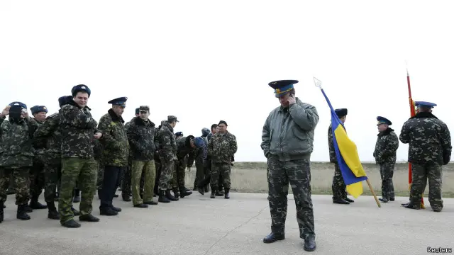 Українські військові на кримському аеродромі Бельбек, який несподівано блокували російські диверсанти.