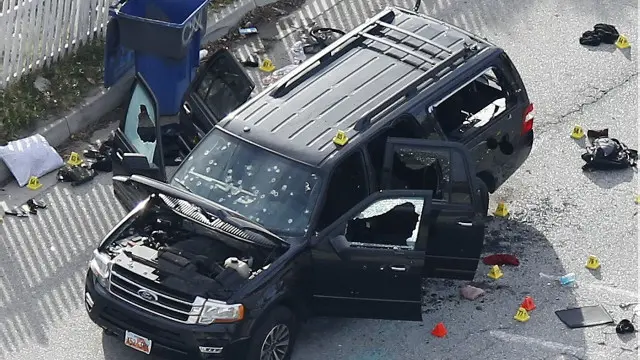 السيارة التي قتل فيها المشتبه فيهما برصاص الشرطة بعد الهجوم