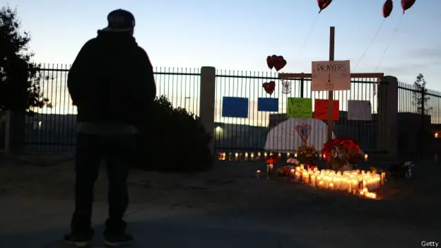 جمعے کو مرنے والوں کی یاد میں موم بتیاں جلائی گئیں