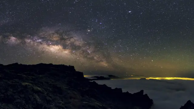 5. La Palma, Canary Islands: Đảo núi lửa La Palma Island, thuộc quần đảo Canary của Tây Ban Nha, là địa điểm quen thuộc đối với những ai thích du lịch thiên văn. Nơi này có bầu trời trong trẻo tới lạ kỳ. Hồi 2002, toàn bộ hòn đảo đã được đặt tên là Khu bảo tồn Sinh quyển UNESCO. Hình: Dải Ngân hà trên bầu trời La Palma, quần đảo Canary Islands, Tây Ban Nha.