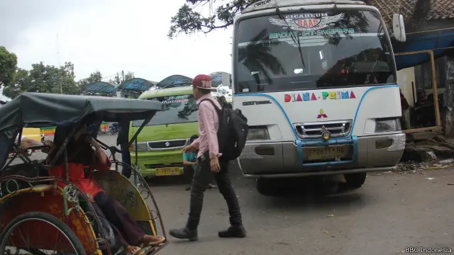 Suasana di depan terminal bus di ibu kota Kabupaten Tasikmalaya, Singaparna. 