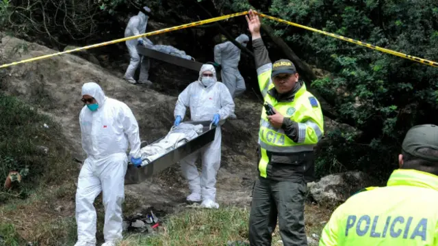 Policía retira cuerpos