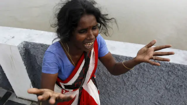 अपने बेटे के शव को आडियार नदी के पानी में बहता देखने के बाद एक मां का हाल