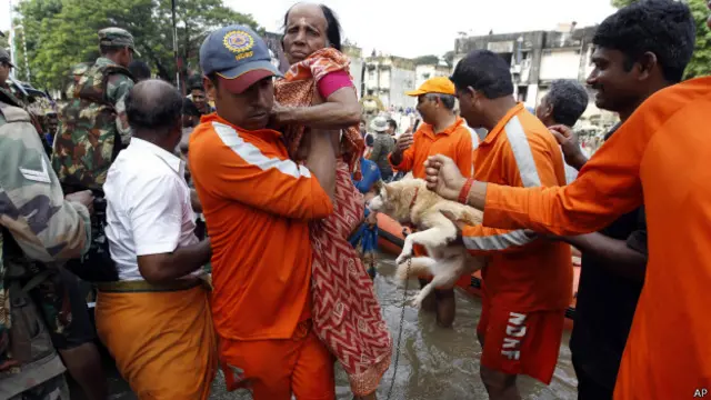 تقریبا سات ہزار لوگوں کو محفوظ مقامات تک پہنچایا گيا ہے